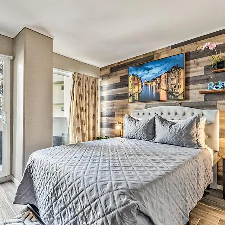 Picturesque Hotel Room With Private Balcony In Waikiki!